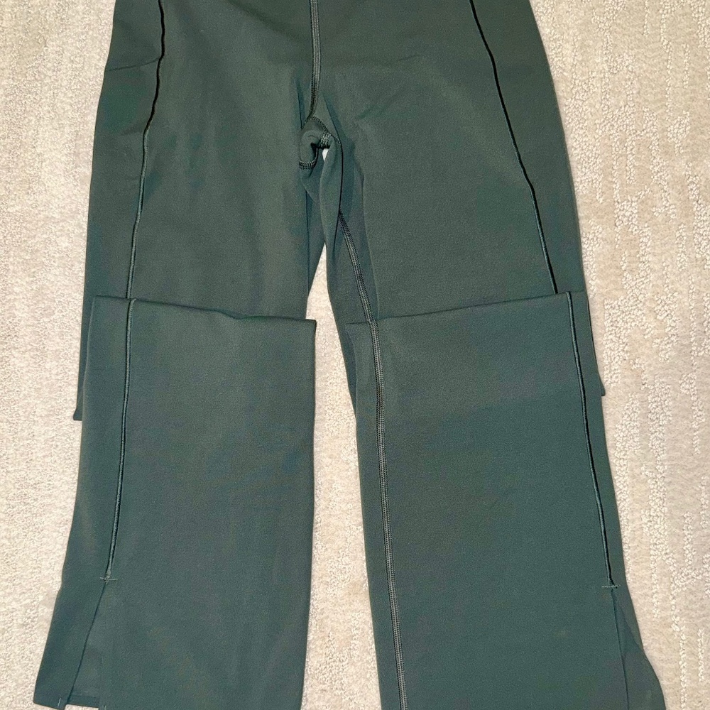 Athleta Transcend Stash Crop Straight leg pants